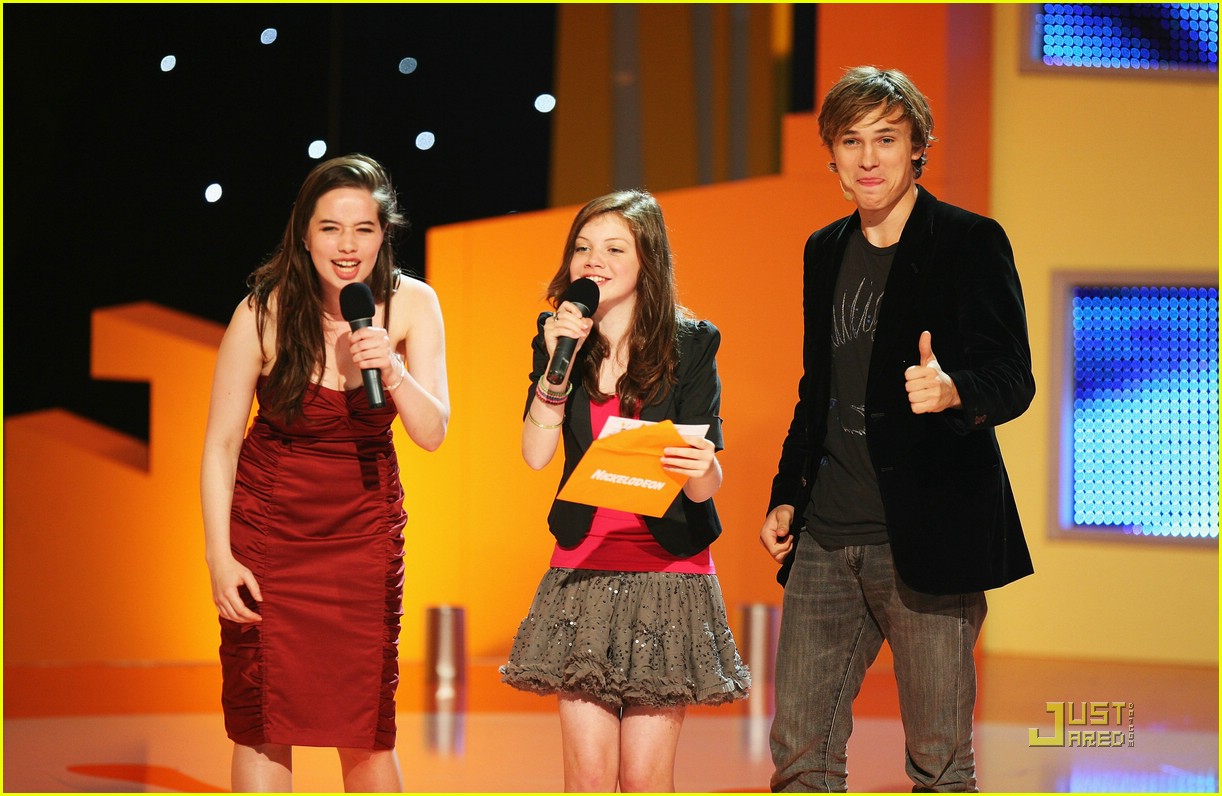 Will and Georgie Win UK Nick Kids' Choice Awards - NarniaWeb | Netflix's  Narnia Movies, image size:1222x796