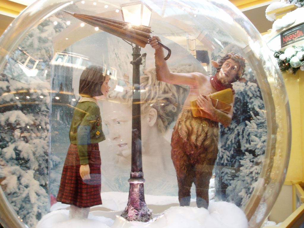 Taubman Mall Lucy and Mr. Tumnus – Kathadriel - NarniaWeb1024 x 768